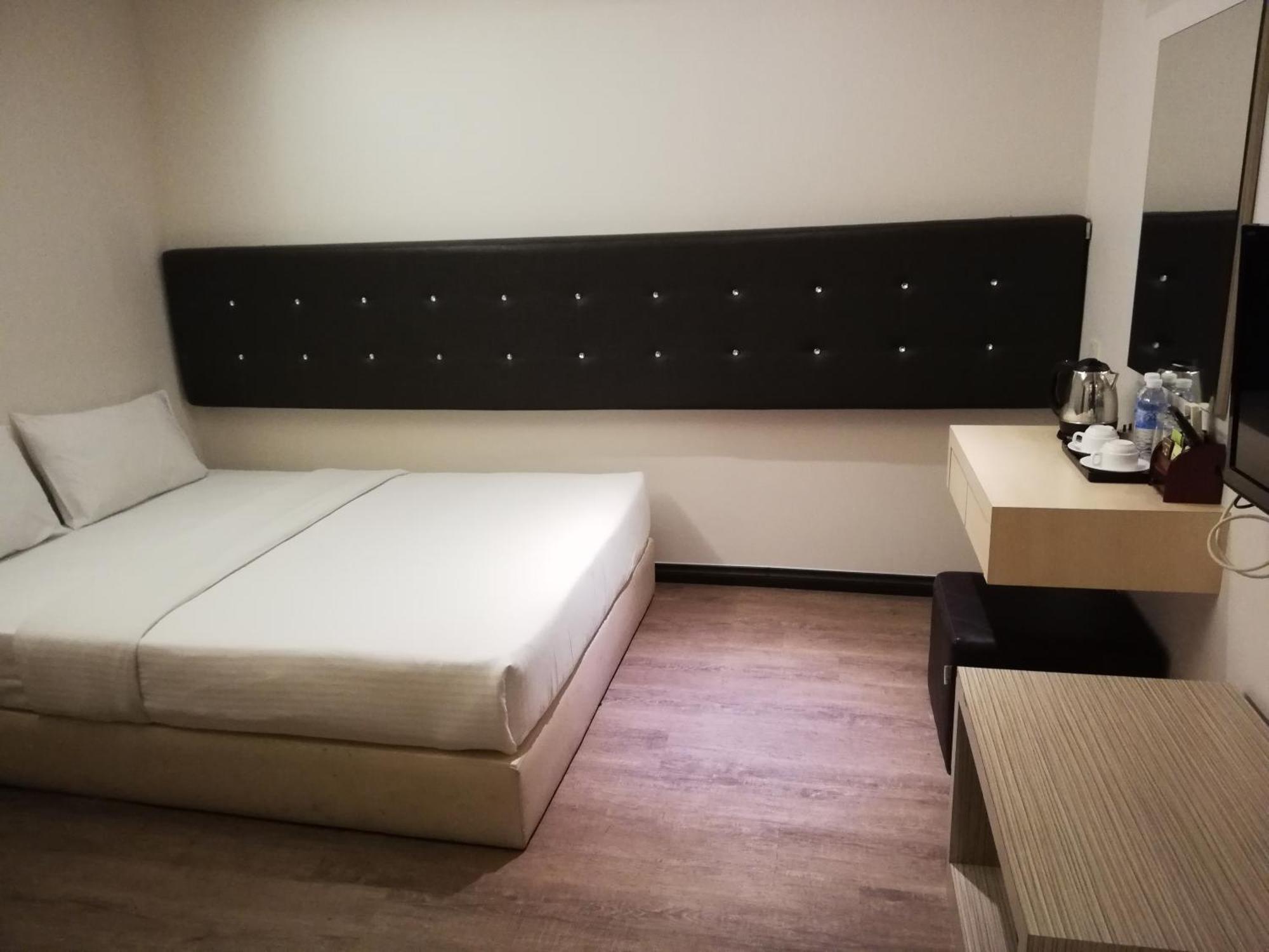 Ease Hotel Kota Kinabalu Extérieur photo