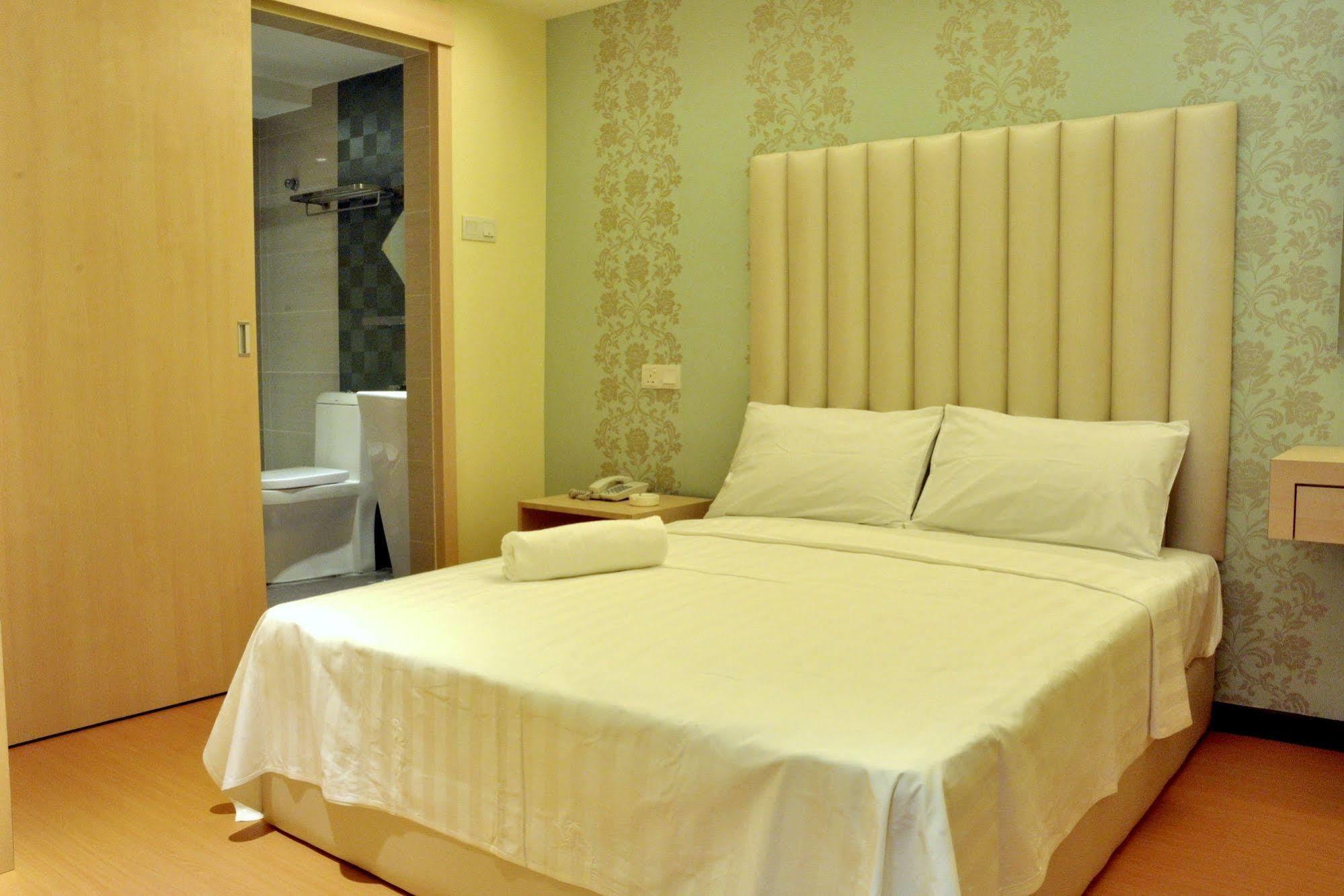 Ease Hotel Kota Kinabalu Extérieur photo